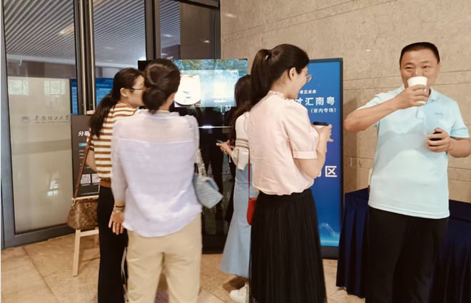 万英才汇南粤醇香咖啡赋能制造业人才盛会AG真人娱乐网址技诺无人咖啡机闪耀百(图1)